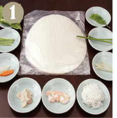 生春巻きに巻く具材を準備します