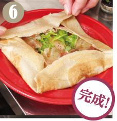 具材に火が通ったらチーズをかけて完成