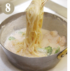 全体が馴染んだら、茹であがったパスタと茹でたブロッコリー、(4)で取り出した小エビを加えます