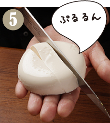 豆腐を食べやすい大きさに切り分けます