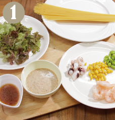 海老、タコ、枝豆をボイルします