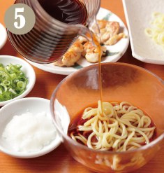 器に麺を盛りつけて麺つゆを回しかけます