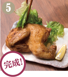 グリーンリーフなどお好みの野菜と一緒に盛り付けたら完成です